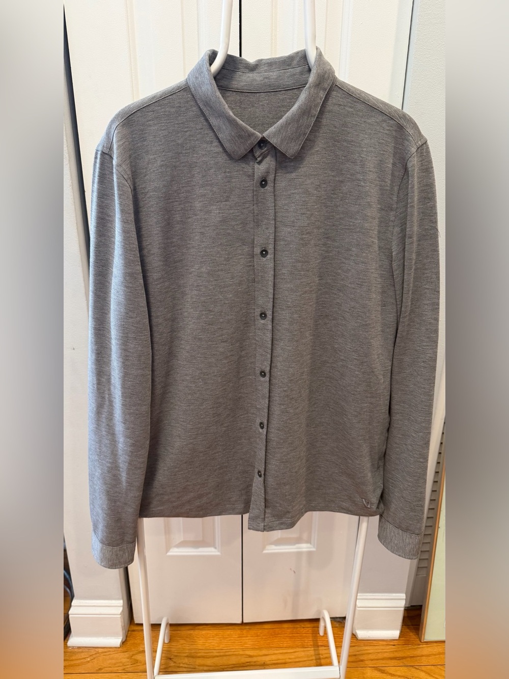 Vuori Men’s Gray Long Sleeve Knit Twill Button-Up Shirt  Size M